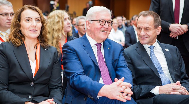 Eventfotografie "Sterne des Sports" - Bundespräsident Frank Walter Steinmeier sitzt im Publikum und unterhält sich