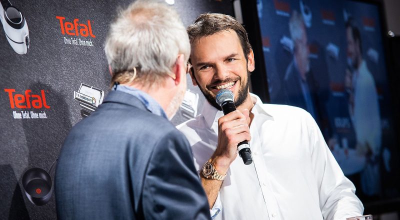 Fernsehkoch Steffen Henssler bei einem Interview der Firma Krups