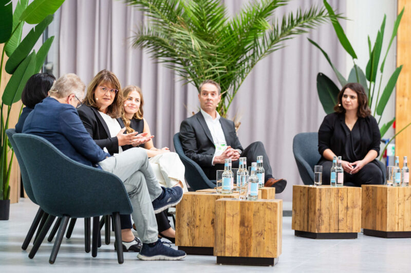 Eine Reihe von fünf Postern, die verschiedene medizinische Prozeduren und die Wichtigkeit der Händedesinfektion zur Vermeidung von Infektionen darstellen. Jedes Poster zeigt eine Nahaufnahme einer medizinischen Handlung, wie die Anlage eines Katheters oder eine Injektion, und enthält einen Text, der auf die Infektionsgefahr und den Schutz durch Händedesinfektion hinweist.