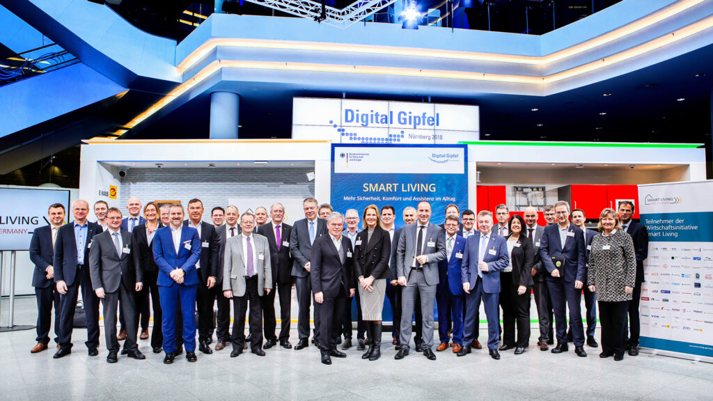 Großes Gruppenfoto der Teilnehmer und Verantwortlichen beim Digital Gipfel.