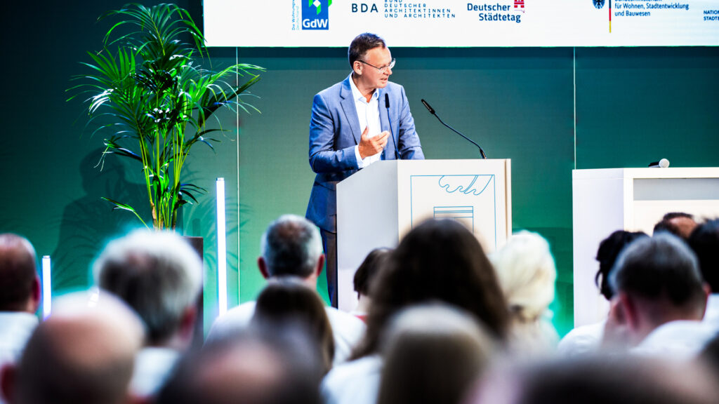 Redner steht am Pult und spricht zum Publikum beim Deutschen Städtetag.