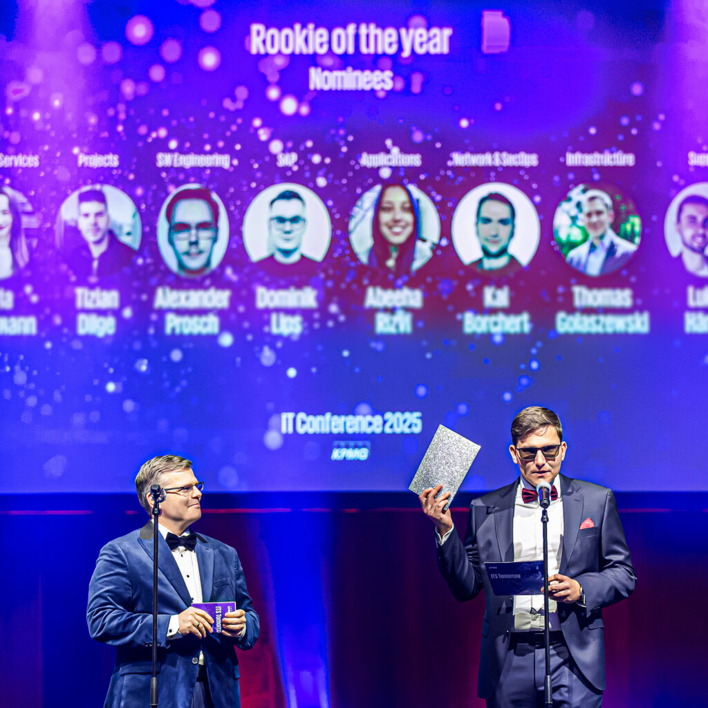 Moderator verkündet den Gewinner des "Rookie of the Year" Awards auf der Bühne.